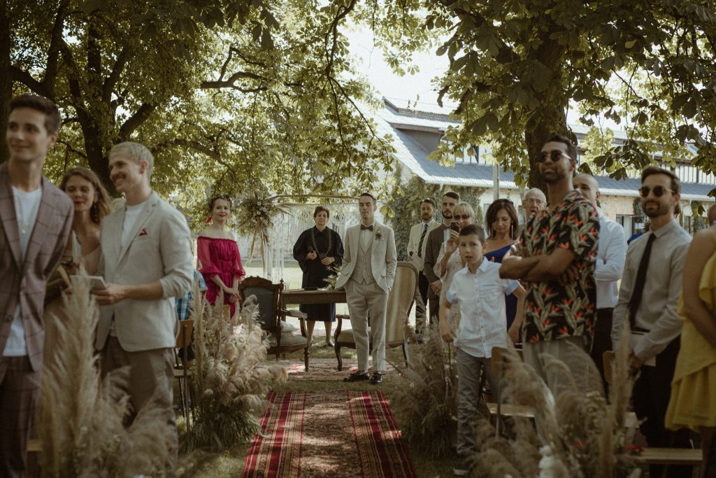 pan mlody czeka na panne mloda przy oltarzu