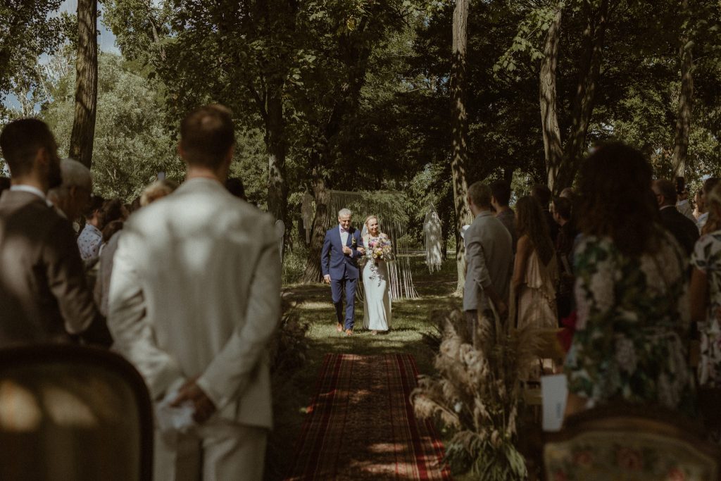 tata prowadzi panne mloda do oltarza