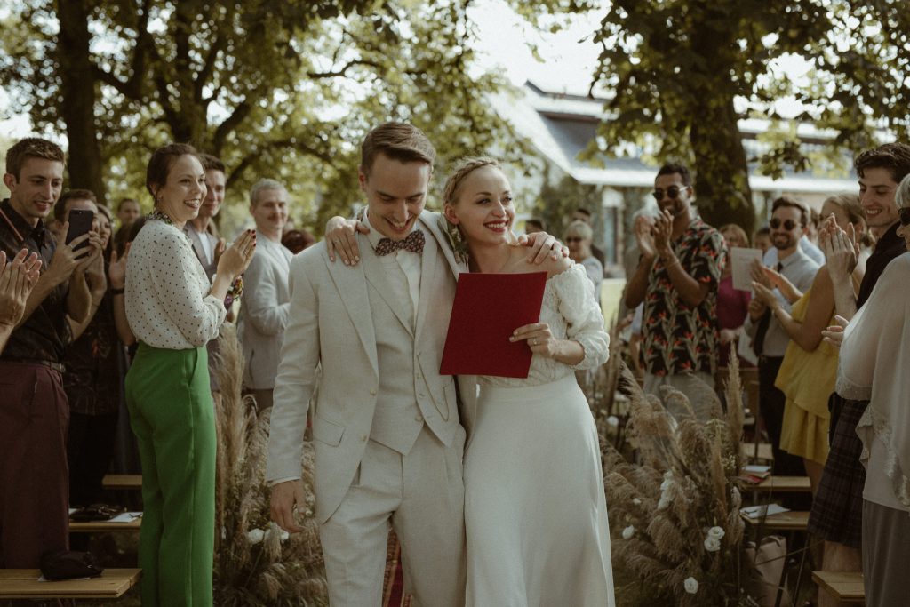 wyjscie pary mlodej z ceremonii