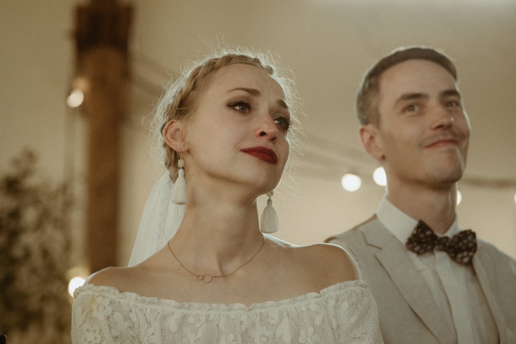 wzruszona panna mloda podczas przemowy