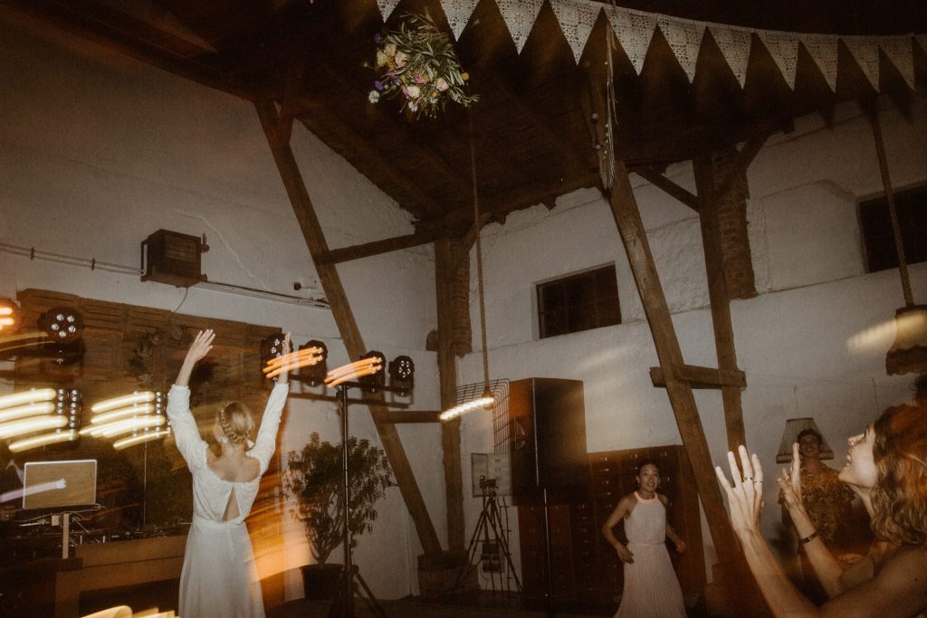 panna mloda rzuca bukietem