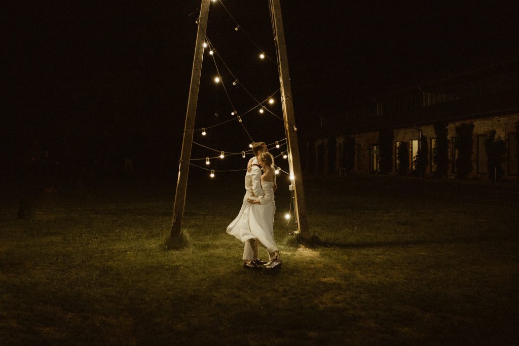 para mloda tanczy w swietle lampek