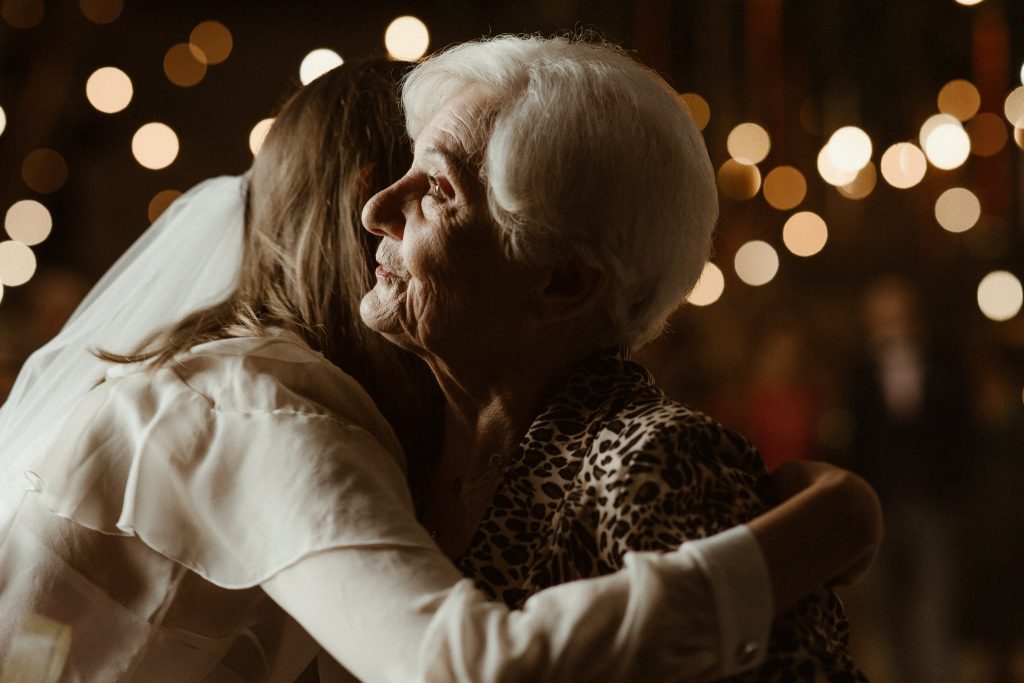 babcia składa życzenia wnuczce