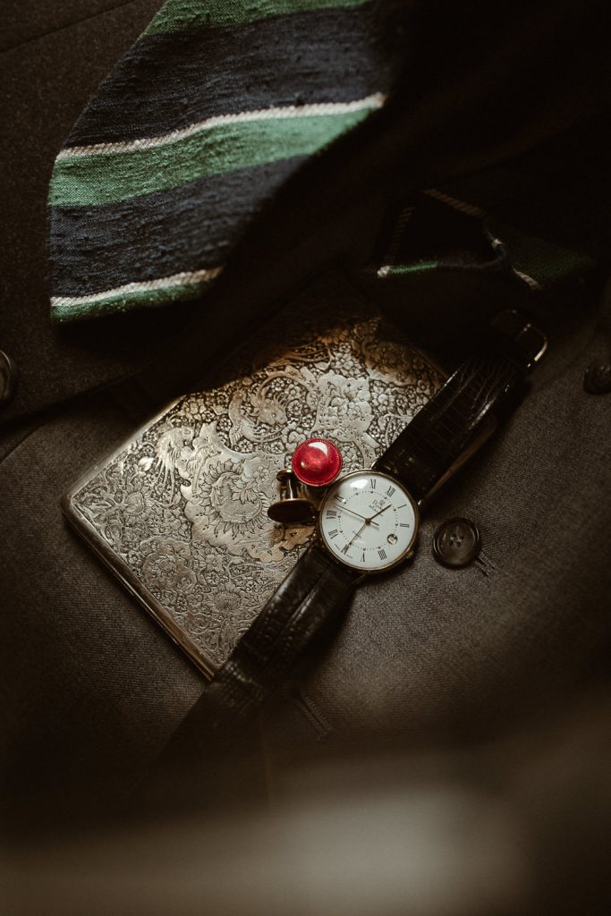 starodawna papierośnica, spinki do mankietów i zegarek w stylu vintage