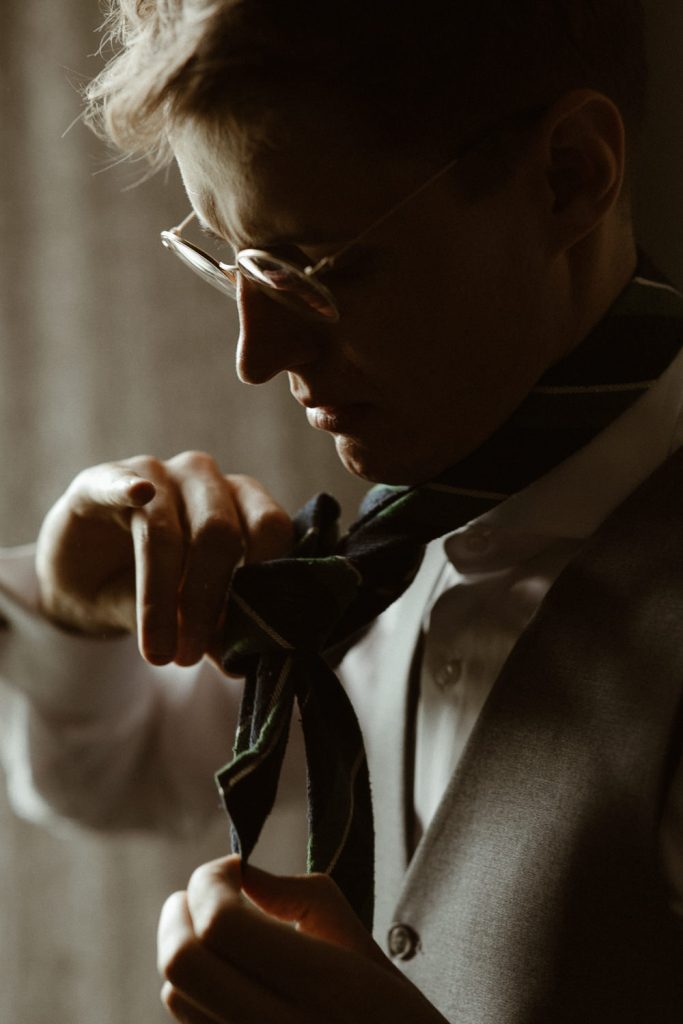 pan młody wiąże krawat