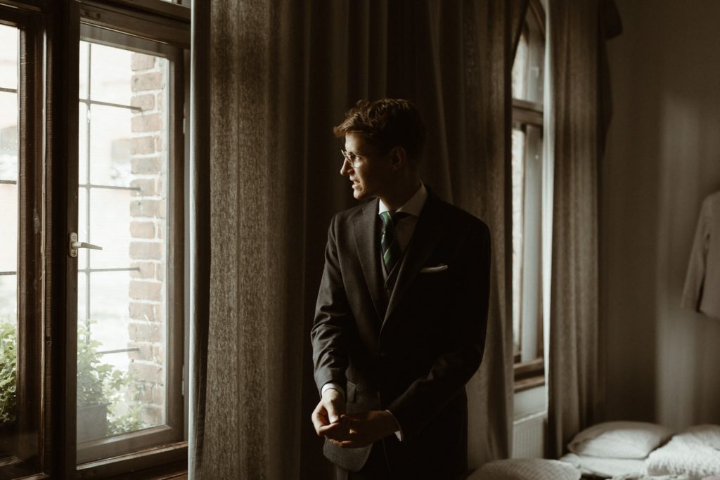 pan młody w garniturze od dąbrowski & góral