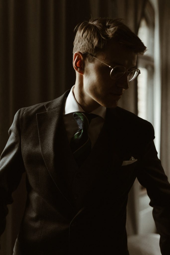 pan młody przygotowuje się do ceremonii