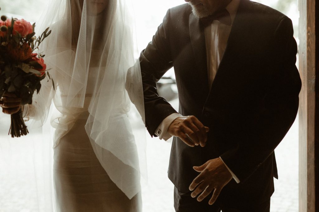 tata prowadzi swoja corke do oltarza